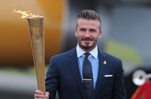 O ex-jogador de futebol David Beckham acendeu e conduziu o artefato na base a&eacute;rea