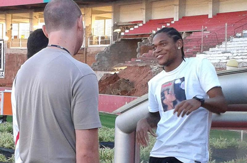 Luiz Adriano visitou o Beira-Rio nesta sexta