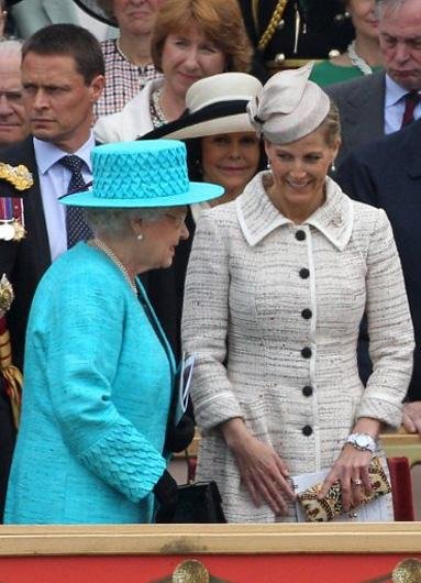 Parada militar em Windsor homenageia rainha Elizabeth II em seu Jubileu