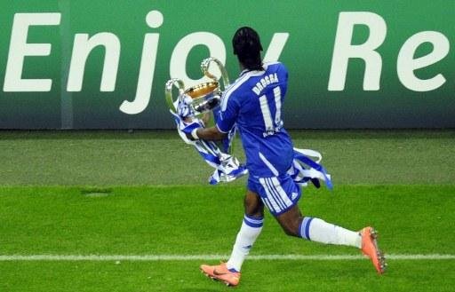 Drogba comemora com a ta&ccedil;a da Liga dos Campe&otilde;es
