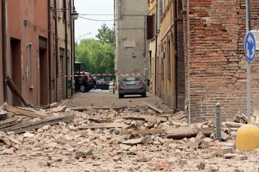 Escombros e destro&ccedil;os de pr&eacute;dios ficam espalhados pelas ruas