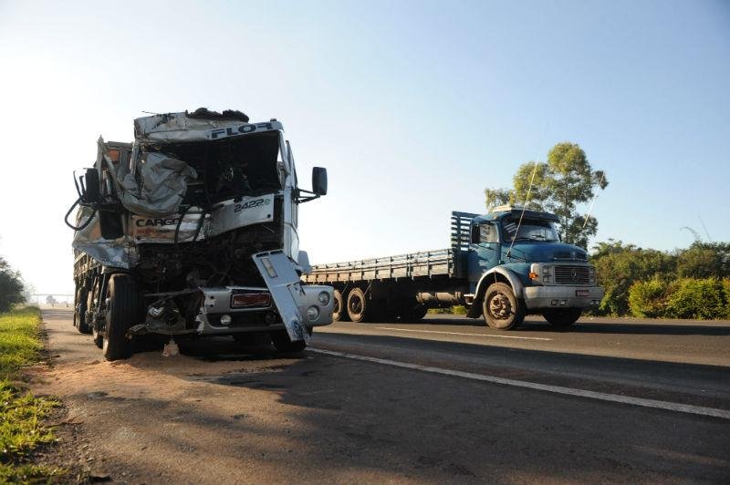 Caminh&atilde;o se chocou contra carreta em Gravata&iacute;