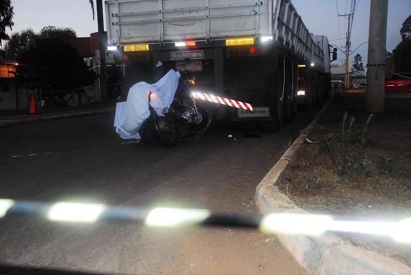Motociclista morreu no local devido ao forte impacto 