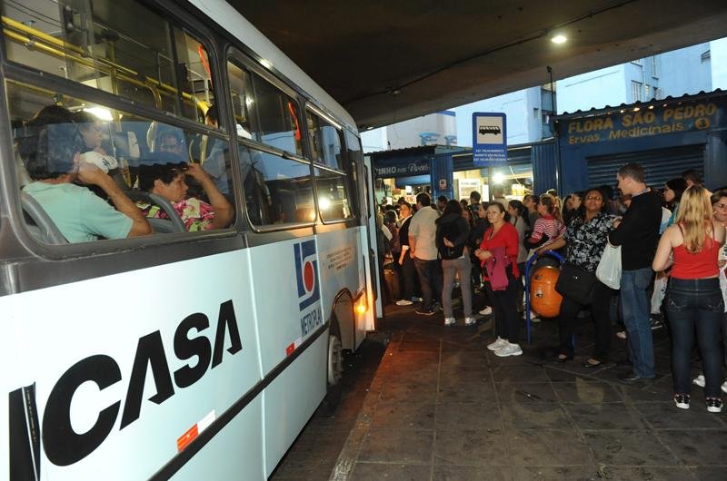 Longas filas se formam nas paradas e &ocirc;nibus partem lotados da Capital