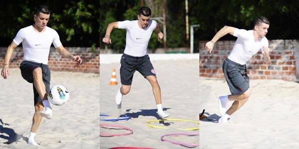 D&acute;Alessandro faz exerc&iacute;cios na caixa de areia do Beira-Rio 