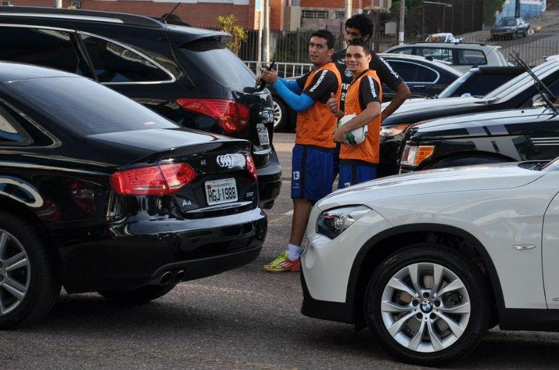 Edilson quebra o limpador de para-brisa do carro de Vilson