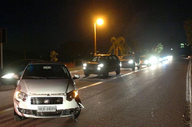 Ap&oacute;s acidente, carro ficou atravessado na pista