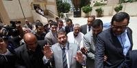 Candidato presidencial Mohammed Mursi chega para votação na cidade de Zagazig 