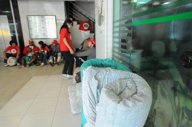 A dire&ccedil;&atilde;o do edif&iacute;cio informou que deixar&aacute; os manifestantes no local enquanto o pretesto for pac&iacute;fico