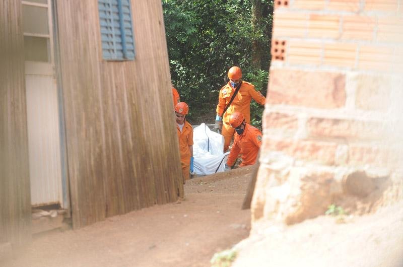 Corpos encontrados eram de dois homens e um deles estava em bom estado de conserva&ccedil;&atilde;o, o que indica morte recente