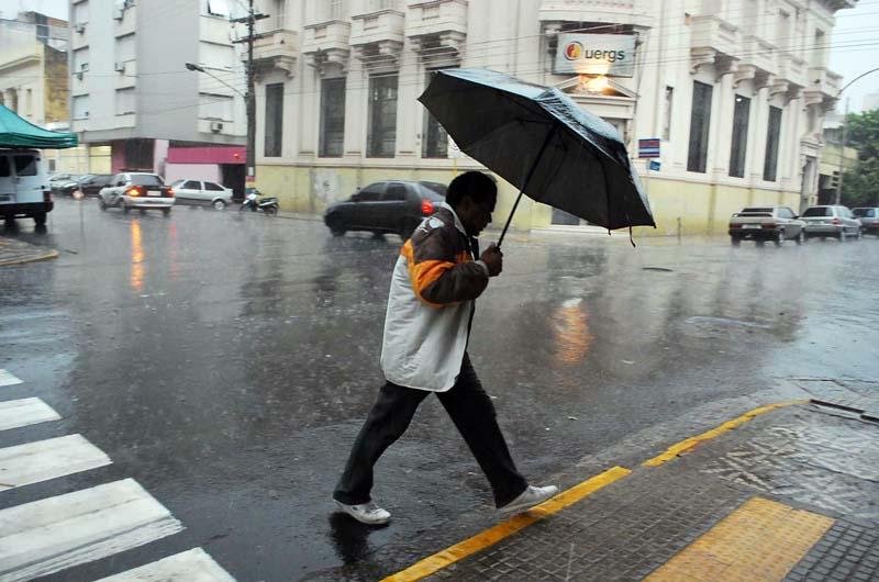 Pancada de chuva atinge munic&iacute;pio de Santana do Livramento 