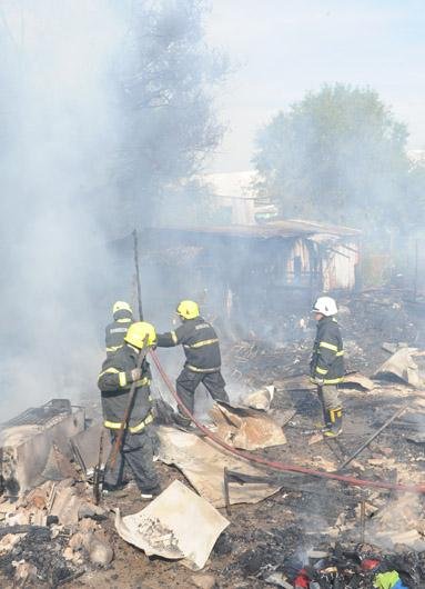 Inc&ecirc;ndio atinge v&aacute;rias casas na avenida Ernesto Neugebauer,  no bairro Humait&aacute;, em Porto Alegre