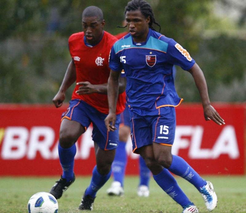 Diego Maur&iacute;cio seguia para o treino do Rubro-Negro, mas perdeu o controle do ve&iacute;culo