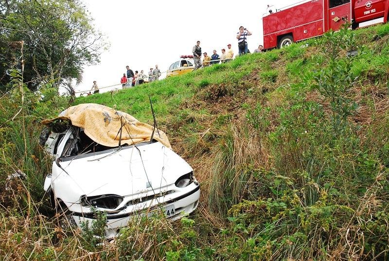 Palio foi atingido por ve&iacute;culo ao invadir pista contr&aacute;ria