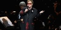 Elton John é internado com infecção respiratória grave nos EUA