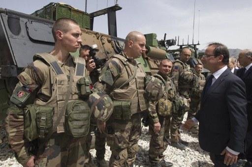Hollande faz visita surpresa ao Afeganist&atilde;o e explica retirada francesa