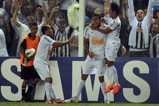 Lateral-esquerdo bateu o p&ecirc;nalti que deu classifica&ccedil;&atilde;o ao Peixe na Libertadores 