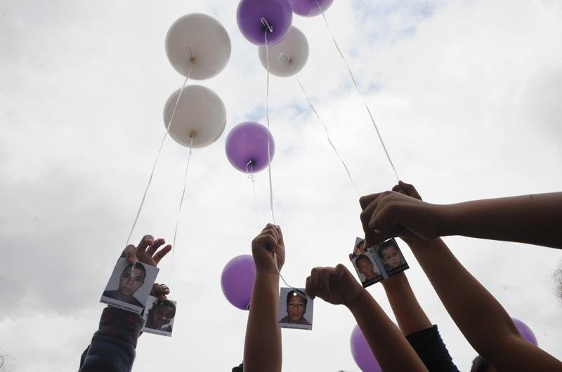 C&eacute;u foi tomado por bal&otilde;es com fotos de crian&ccedil;as e adolescentes que sumiram