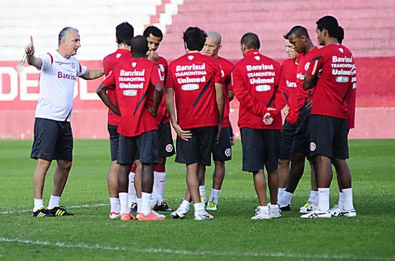 Dorival exercitou bola parada no treino desta manh&atilde;
