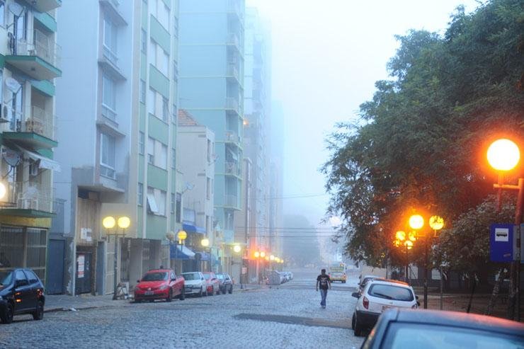 Porto Alegre foi coberta por forte neblina na manh&atilde; deste s&aacute;bado