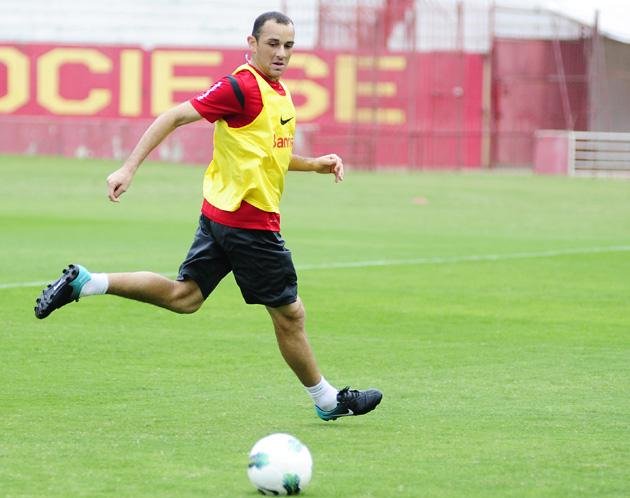 Josimar vai substituir Oscar no meio campo