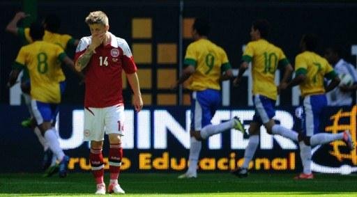 Dinamarqu&ecirc;s lamenta o gol sofrido diante do Brasil