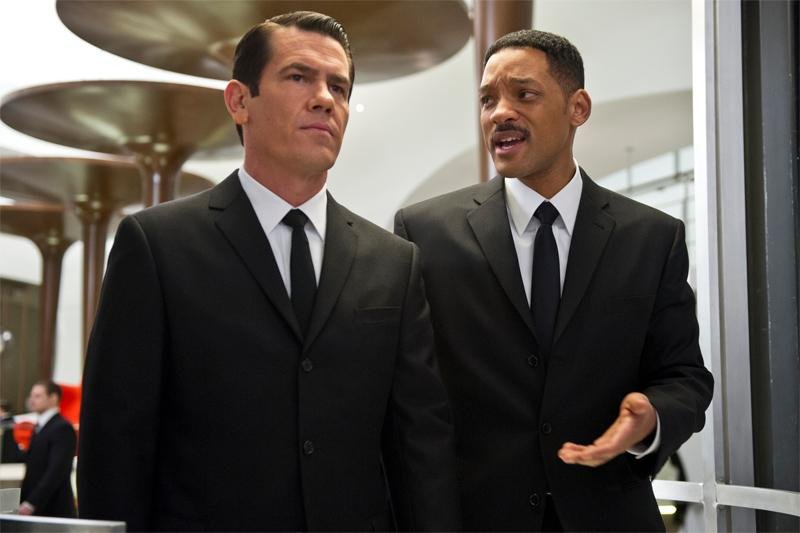 Filme estrelado por Will Smith arrecadou US$ 56 milh&otilde;es, contra US$ 36 milh&otilde;es dos super-her&oacute;is