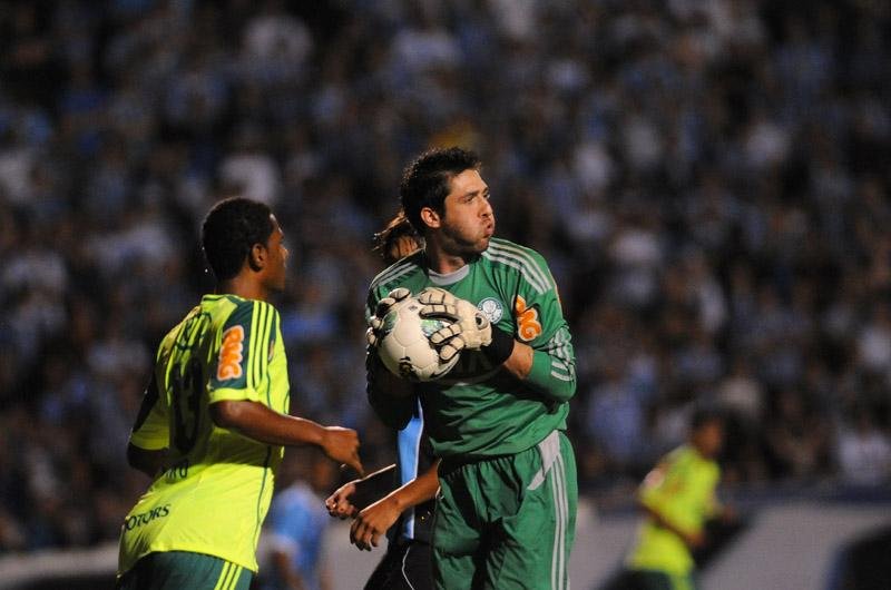Goleiro palmeirense admite que equipe n&atilde;o teve aten&ccedil;&atilde;o no lance do gol gremista