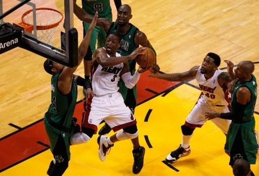Dwayne Wade (no centro), do Heat, tenta cesta de dois pontos contra a marca&ccedil;&atilde;o de Paul Pierce, do Celtics