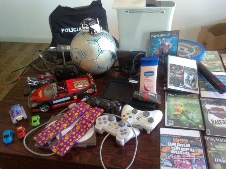 Pol&iacute;cia apreendeu brinquedos e jogos de videogame