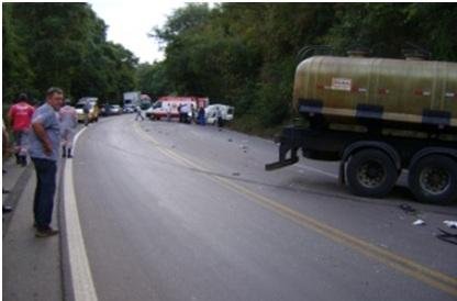 Ve&iacute;culos colidiram frontalmente no km 158