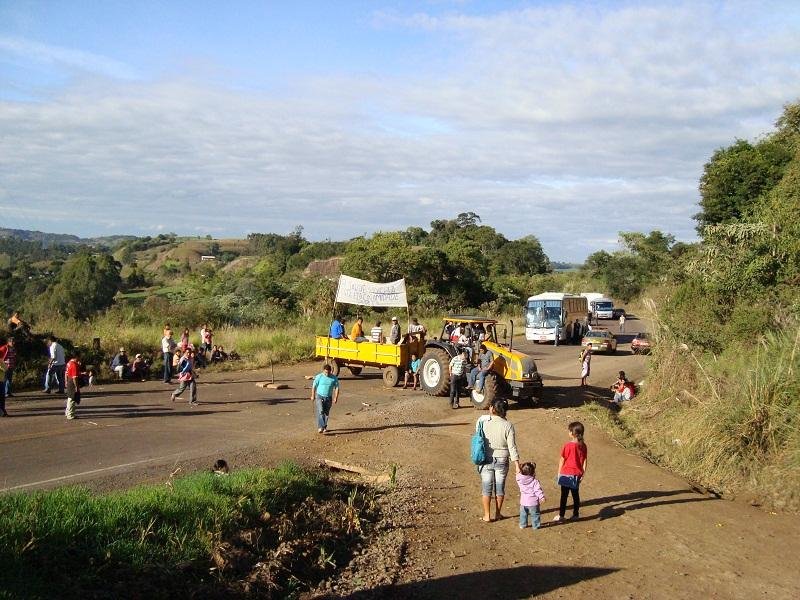 Ind&iacute;genas bloquearam tr&ecirc;s rodovias no Estado