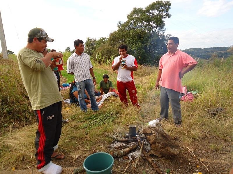 Ind&iacute;genas bloqueiam tr&aacute;fego na rodovia desde a manh&atilde;