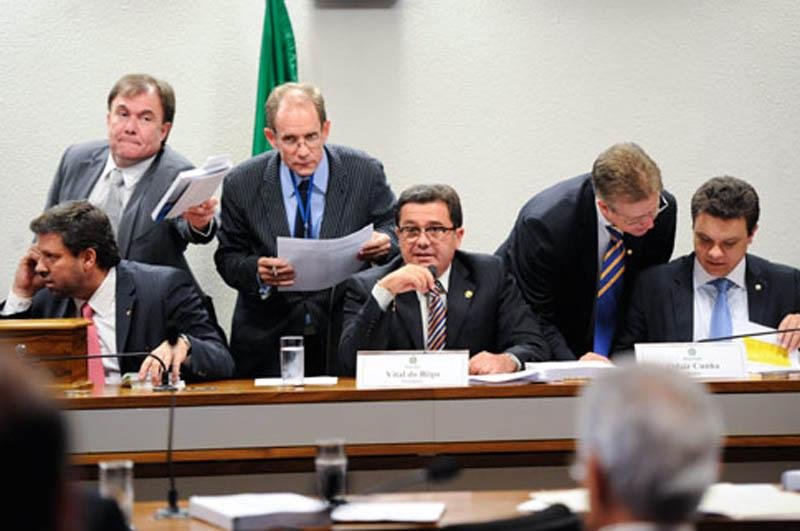 CPI do Cachoeira decidiu adiar, novamente, a vota&ccedil;&atilde;o de convoca&ccedil;&atilde;o de tr&ecirc;s governadores para depor