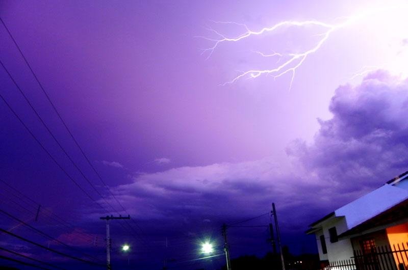 Raios cortaram o c&eacute;u de Santa Maria