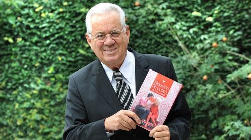 Poeta destaca a linguagem acess&iacute;vel da obra, que re&uacute;ne textos de 40 anos de carreira 