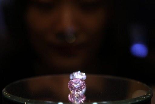 Diamante rosa &eacute; vendido por R$ 35 milh&otilde;es em Hong Kong