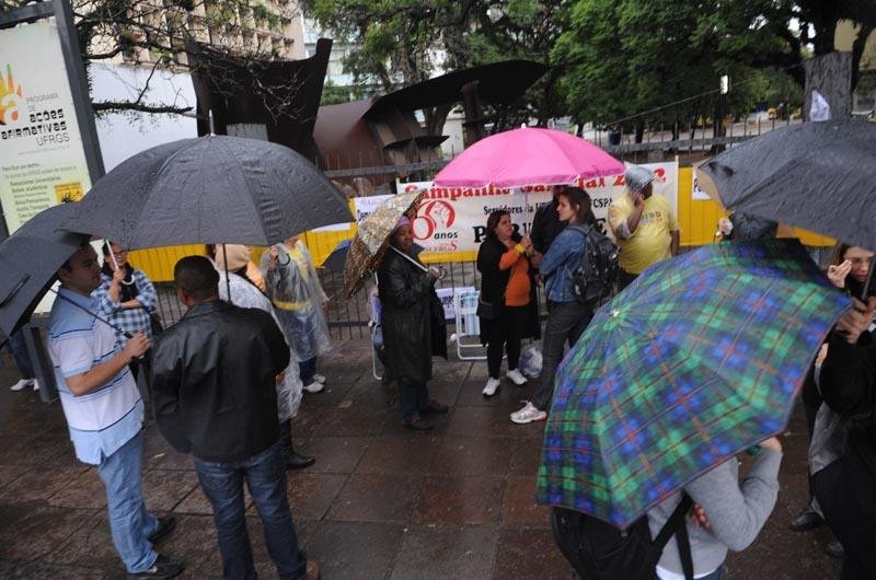 Aproximadamente 1 mil trabalhadores ficaram do lado de fora