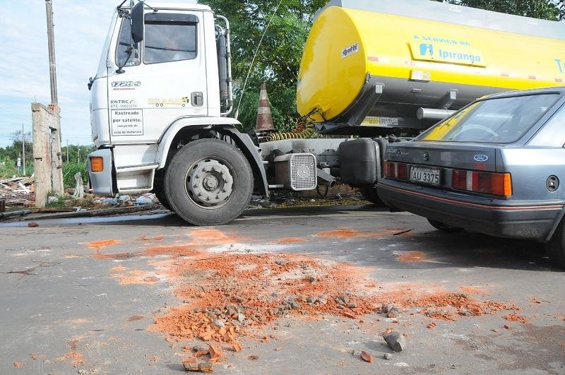 Tijolos colocados para bloquear rua foram esmagados por ve&iacute;culos