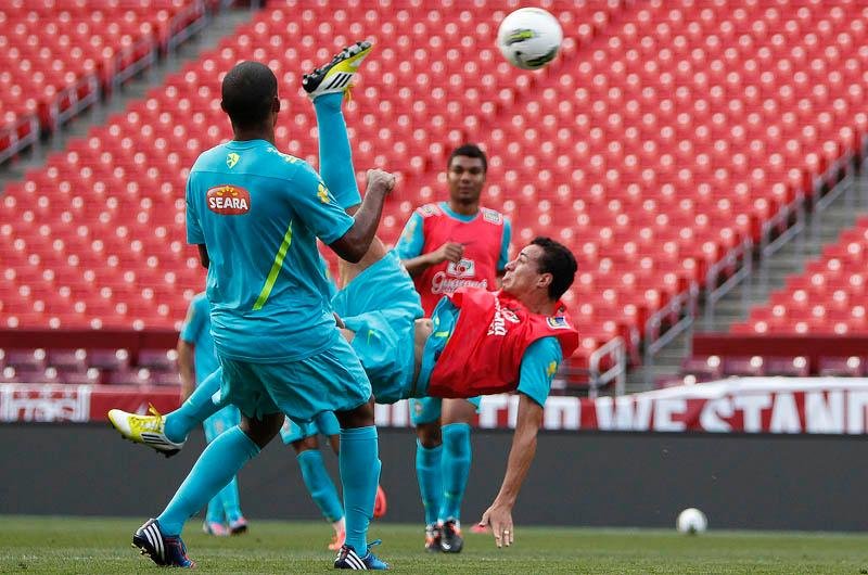 Leandro Dami&atilde;o participou de treino recreativo da Sele&ccedil;&atilde;o Brasileira
