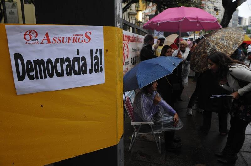 T&eacute;cnicos administrativos lacraram a Reitoria da Ufrgs nesta manh&atilde; em protesto por melhores sal&aacute;rios