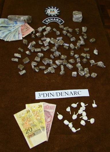 Agentes do Denarc, apreenderam, na manh&atilde; desta quarta, 94 tijolinhos de maconha, 15 petecas de coca&iacute;na e dinheiro