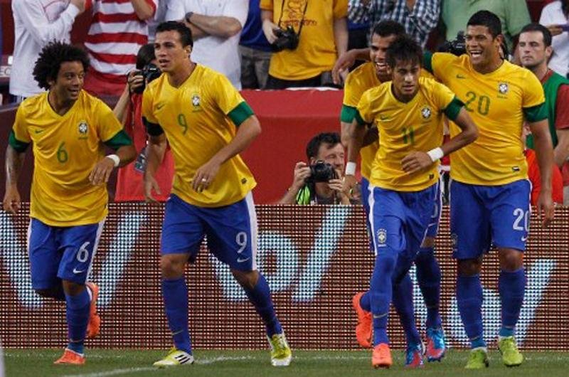 Oscar coordenou a meia-cancha e foi o grande destaque da equipe de Mano Menezes