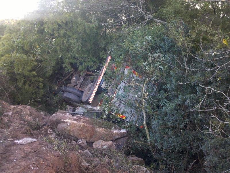 Cabine do ve&iacute;culo foi esmagada e condutor ficou preso