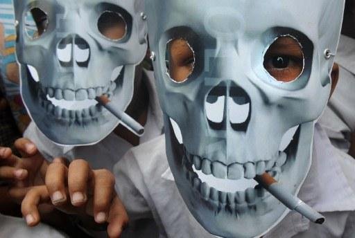 Estudantes usam m&aacute;scaras durante caminhada