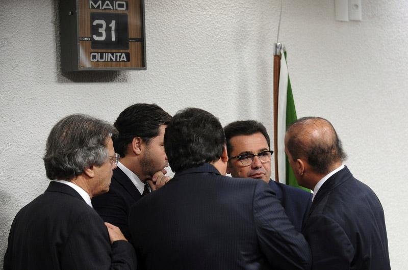 Senadores conversam durante sess&atilde;o que findou sendo suspensa