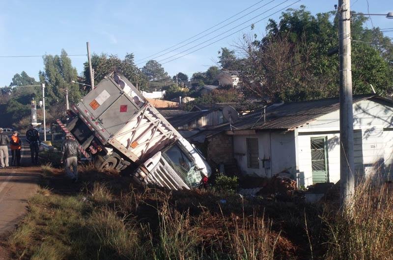 Ve&iacute;culo tombou em cima de casa na beira da rodovia
