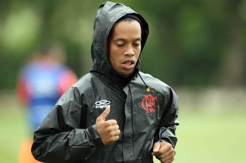 Ronaldinho est&aacute; fora do Flamengo