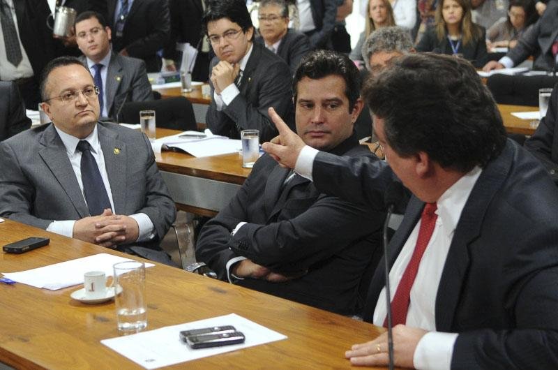 Pedro Taques discutiu com o deputado Silvio Costa, que criticou duramente na sess&atilde;o o sil&ecirc;ncio de Dem&oacute;stenes