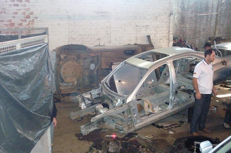 Carca&ccedil;as e pe&ccedil;as de carros de luxo foram encontrados em Alvorada